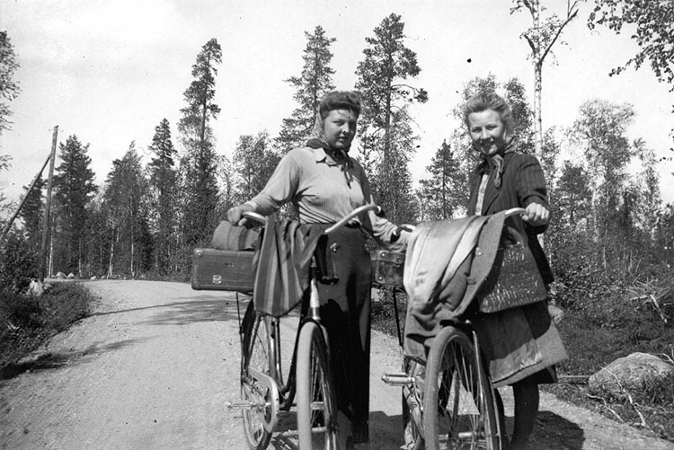 Till vänster: Greta Ahlqvist, född 1926, gift S...