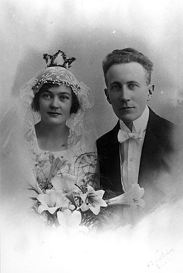 Brudparet Henry Grönlund med sin lilla Elsa, fö...