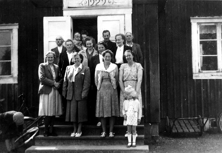 Föräldrar på examensdagen i Östra Ormsjö 1949. ...