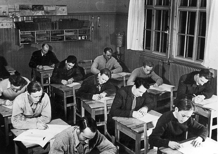 Deklarationskurs i Djäkneboda skola 1950. Vänst...