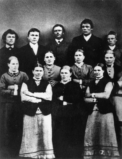 Ungdomar i Östra Ormsjö omkring år 1885.