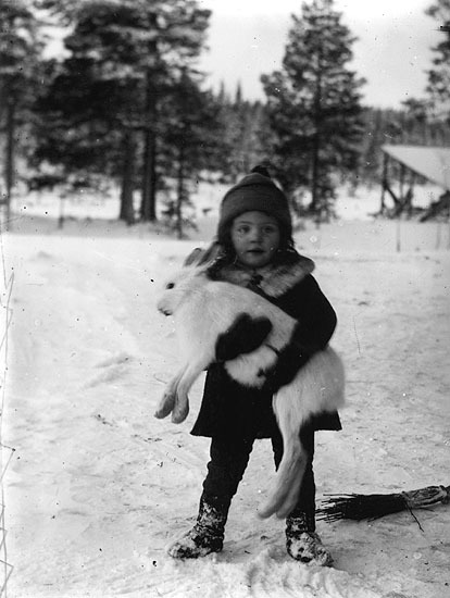 Sylvia Hedman med en hare.