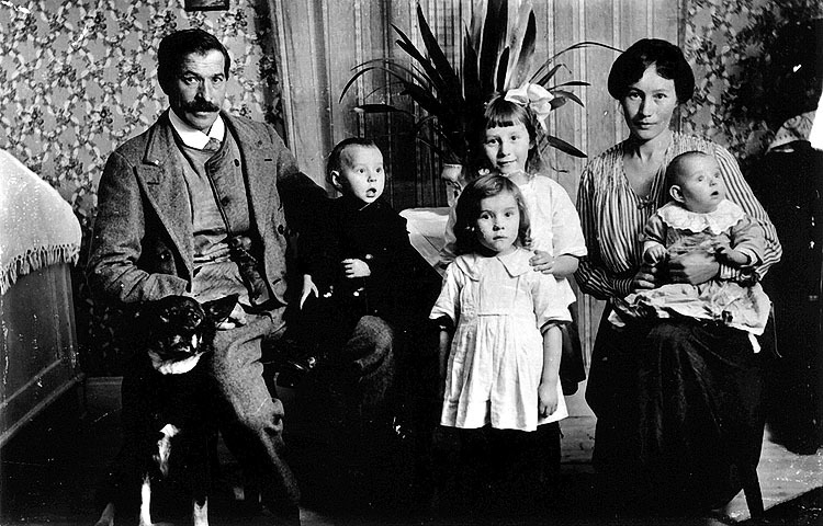 Familjen Oskar och Sara-Alexandra (född Forsén)...