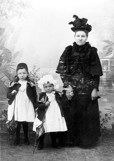 Porträtt av mor med döttrar 1901.