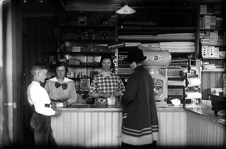 Konsum i Renholmen, fotograferad omkring 1923 o...