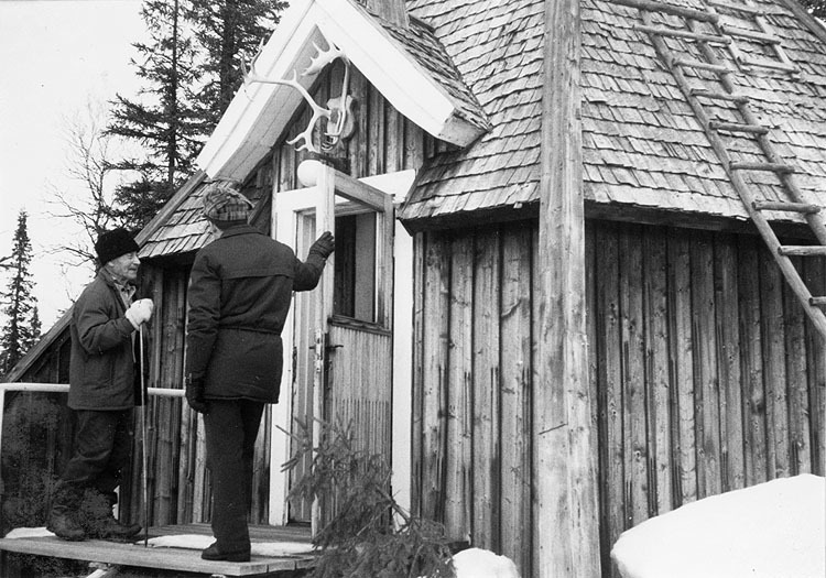 Kyrkkåta i Bergnäs, mars 1982. Fr.v: Johan Ande...