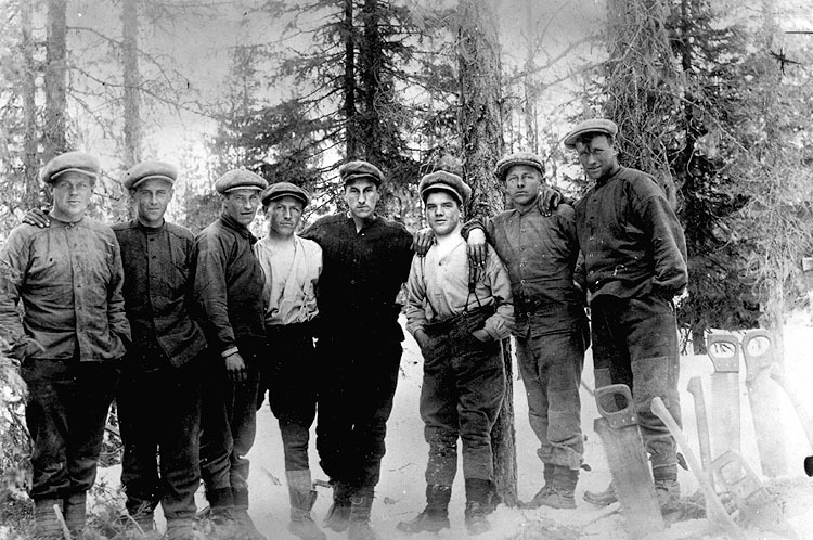 Skogsavverkning 1926. Tredje personen från väns...
