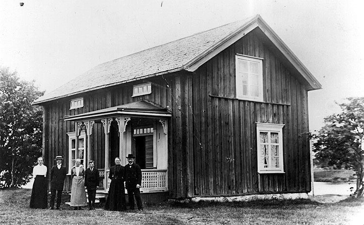 Olov Hammarbäcks gård omkring 1918. Från vänste...