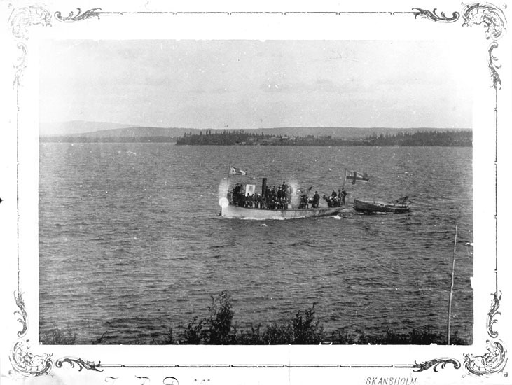 Ångbåten Malgomaj II lägger till vid Skansholm....