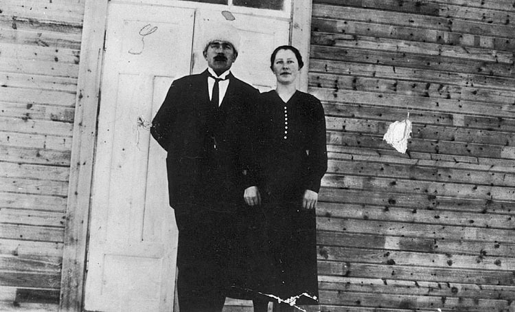 Gästgivaren J G Dahlström med sin maka barnmors...