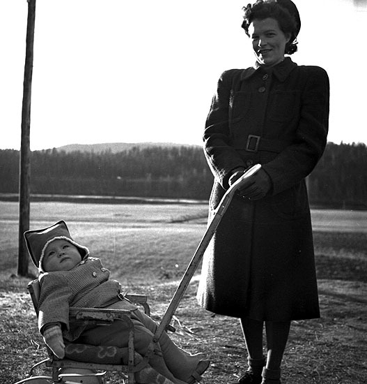 Ingrid Lindberg med son. Bodarna.