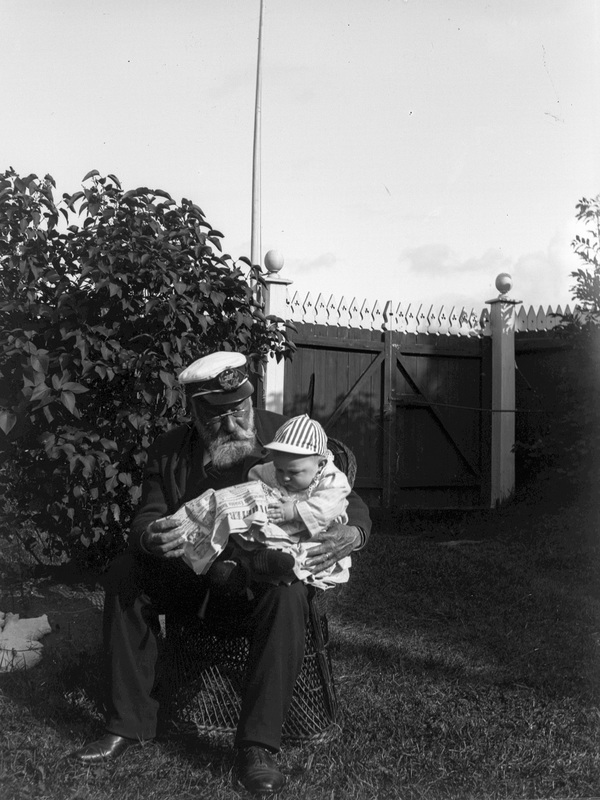 Farfar och Lennart i solen 1907