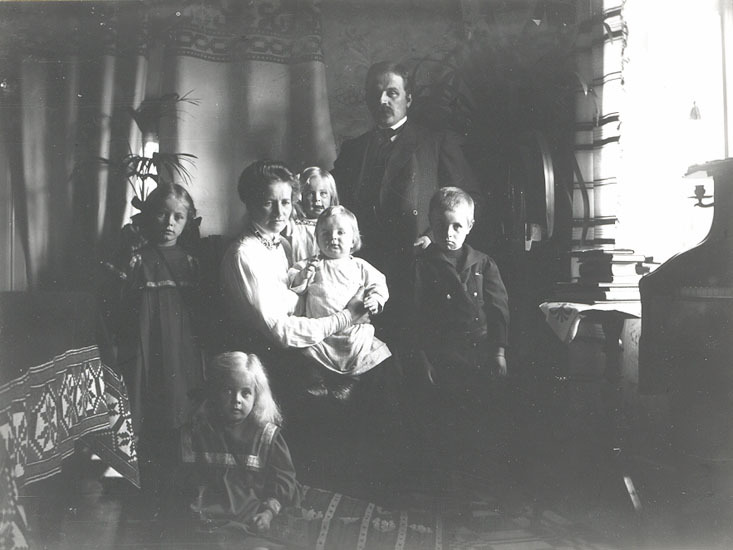 I salen till familj Wejdmarks hem 1910. Olle oc...