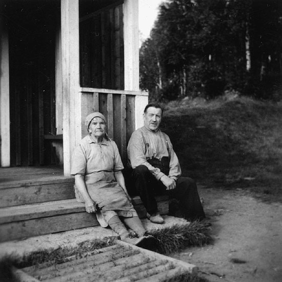 K O Hellkvist och hans hustru på trappan till s...