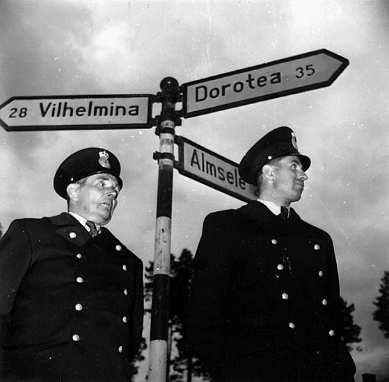 Till vänster fjärdingsman Axel Johansson, Vilhe...