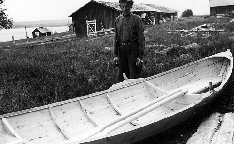 Båtbyggaren A Lindberg, Karlsbacka, med en ny båt.