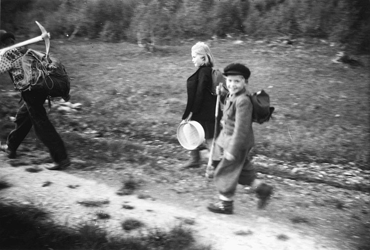 Axel Olofsson, med två av sina barn, som kommer...