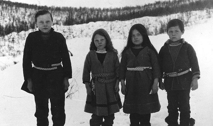 Till vänster står barnen Anders Stångberg, 1913...