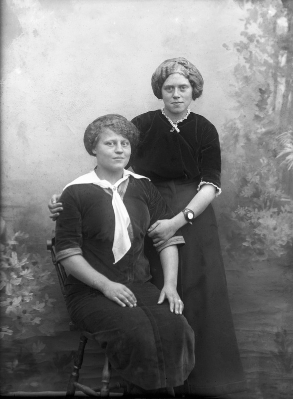 Systrarna Ida och Henny Holmgren, Saxnäs.