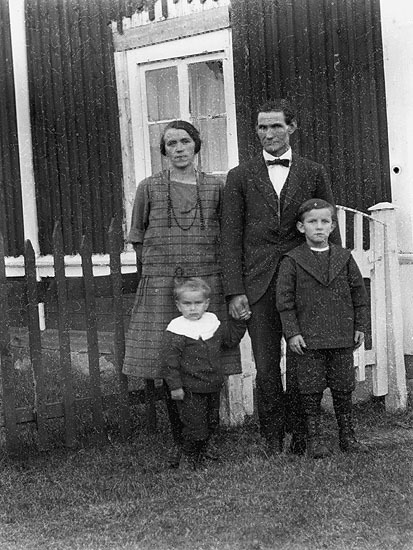 Gottfrid Hedman med fru Elin och sönerna Haldan...