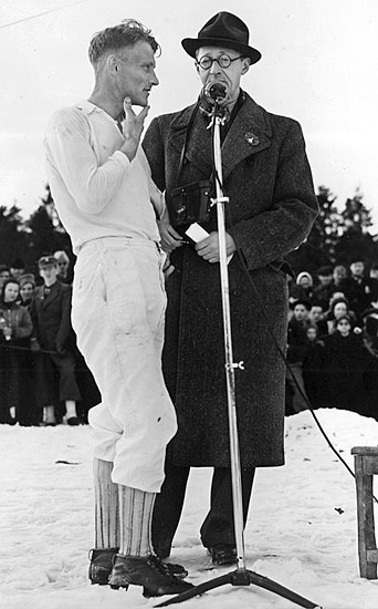 Sport. Skid SM 1941. Elis Wiklund intervjuas av...