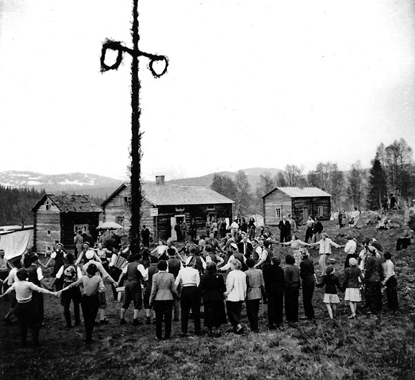 Midsommaraftonslekar i Fatmomakke, 1956.
