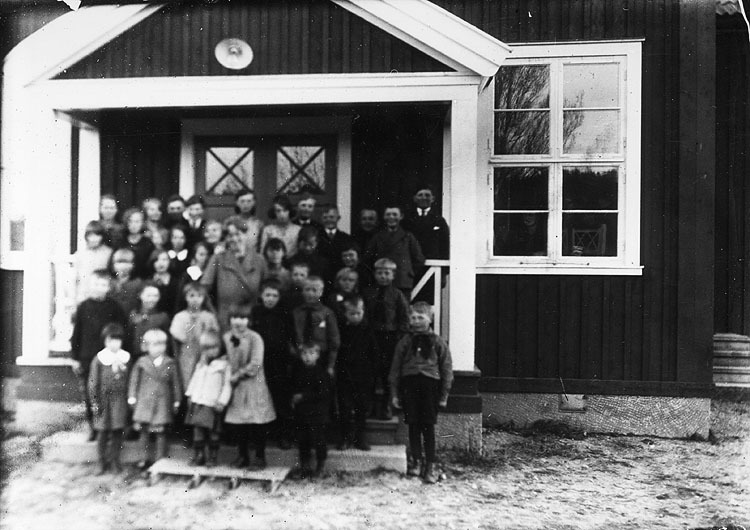 Skolklass fotograferad framför skolhuset i Lavsjö.