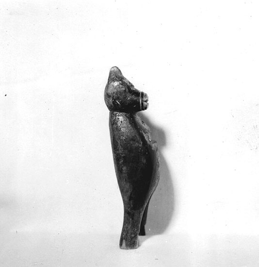 Leksaksbjörn, skulptur av P. E Davidsson. Svart...