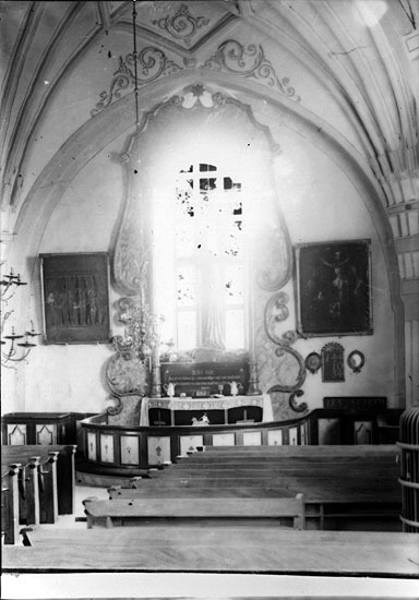 Interiör från Bygdeå kyrka. Koret och altartavl...