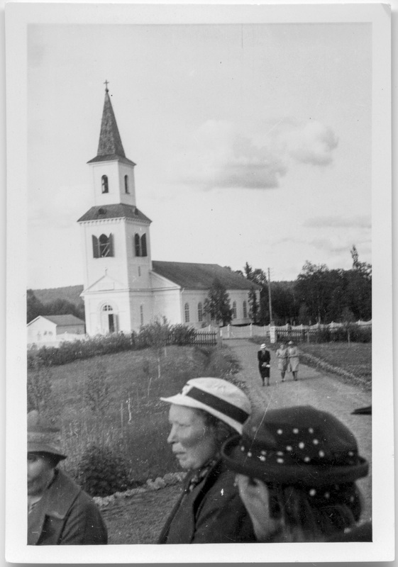 Kyrkobesökare utanför Sorsele kyrka.