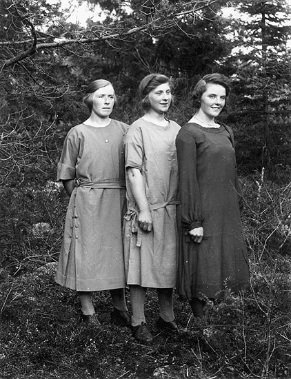 Anna Dahlberg med två okända kvinnor, Leksudden.