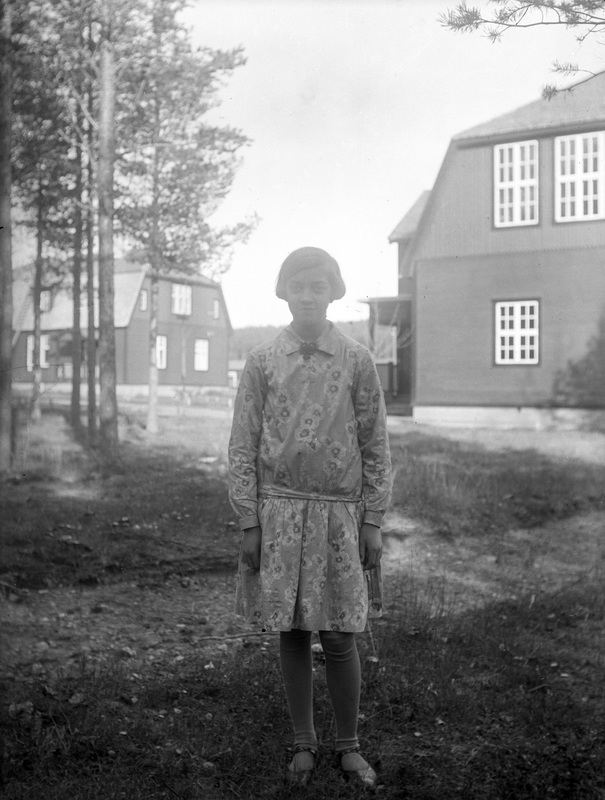 Ingrid Olofsson (född 1916) framför Hällfors sk...