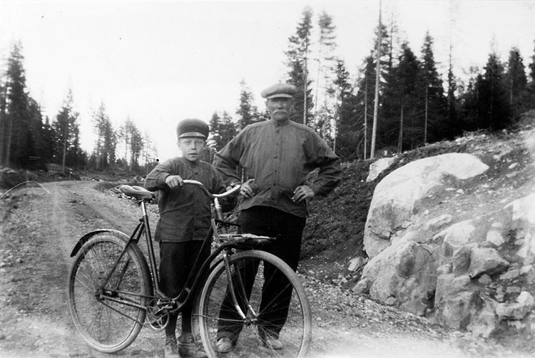 Helge Nyberg med sin far år 1926.