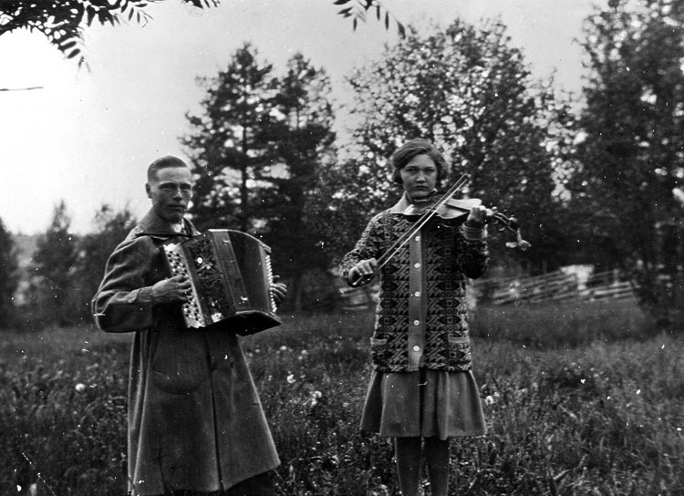 År 1930. Till höger Elsa Viklund, gift Siljebo,...