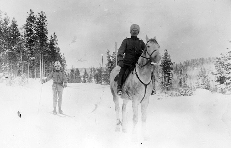 Elof Jonsson, Lögdasund, till häst 1914.