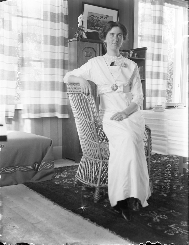Maria Björkman i sitt hem. Lycksele, 1912.
