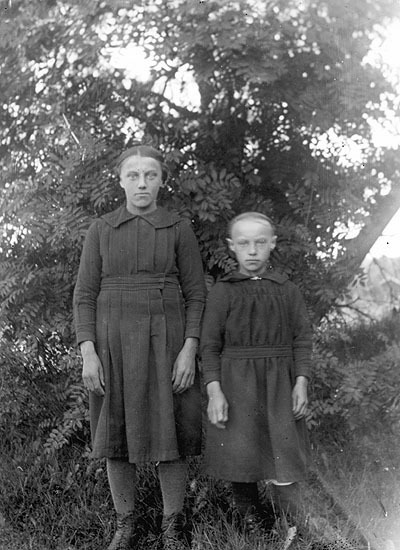 Greta och Elin Lundgren, Myrträsk, 1920-08-22. ...