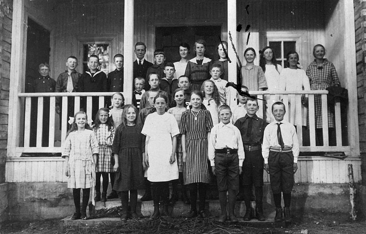 Djäkneboda skola cirka 1920. Stående längst fra...