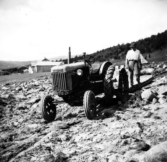 Grahn i Strömnäs med sin traktor, 1946.