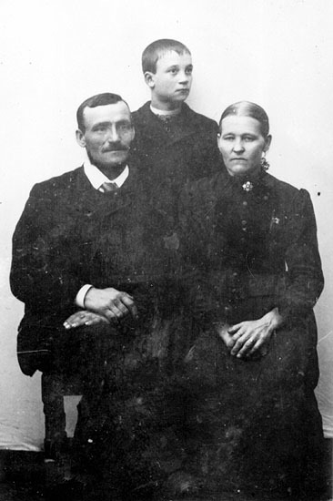 Porträtt av Jon och Karolina Hansson med sonen ...
