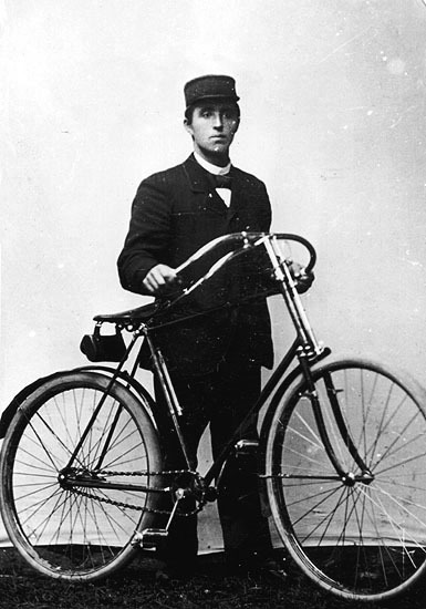 Herbert Eriksson taget 1894. Första cykeln i Hä...