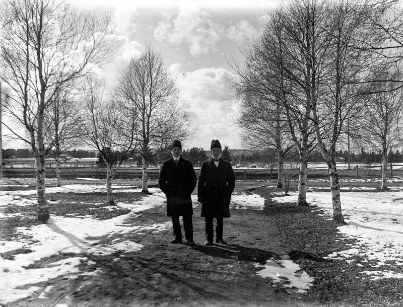 Sixten J och Edvin på väg från kondis april 1921