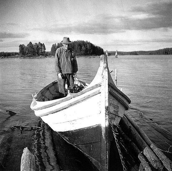 A. A. Lindberg, Karlsbacka, med sin båt på Volg...