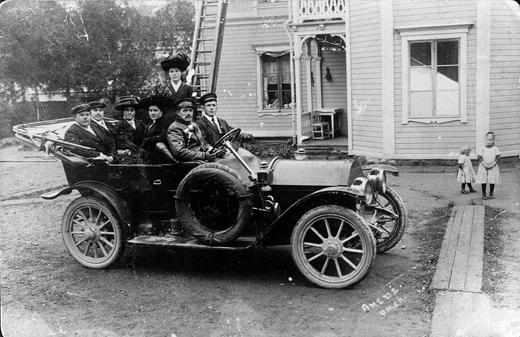 Bilfärden år 1912, från vänster: köpman Karl Ka...