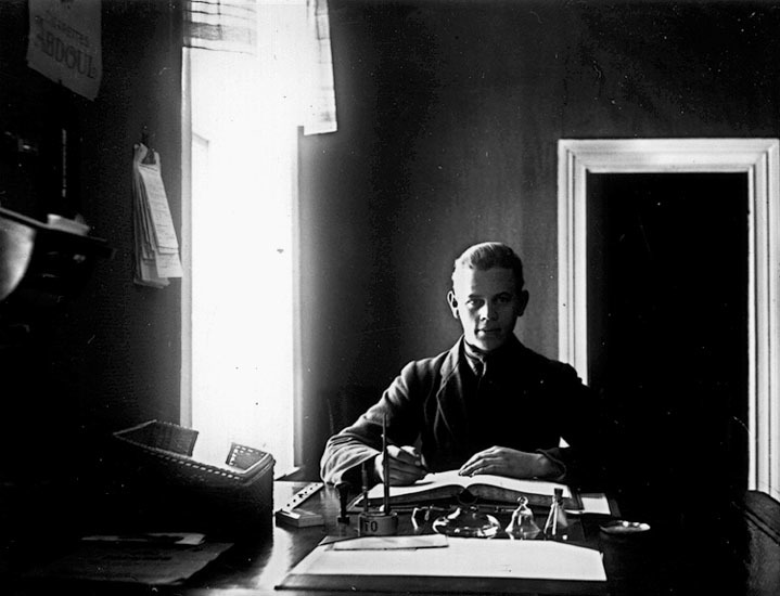 Affärsinnehavaren Einar Viklund på kontoret 1937.