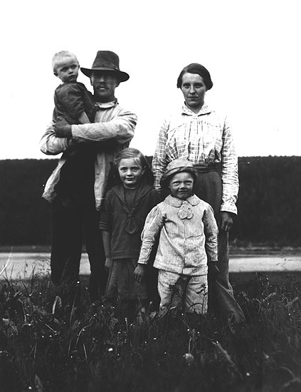 Kronojägare Axel Linder med sin familj. De ståe...