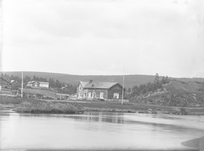 Bild av byn Ammarnäs med potatisbacken från hög...