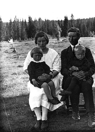 Småbrukarparet Nanny och August Johansson, Snor...