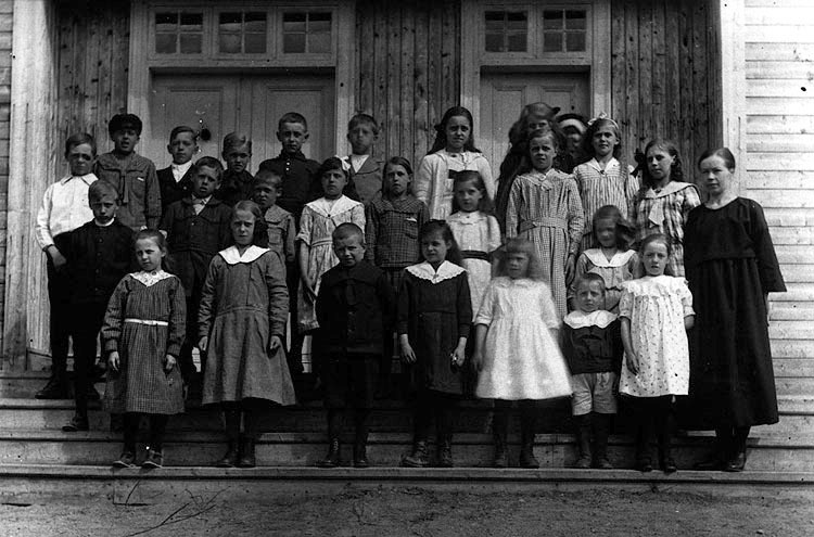 Skolklass i Välvsjöliden 3/6 1922.