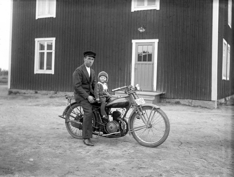 Bror Gunnar Sundberg med sonen Rune på en motor...